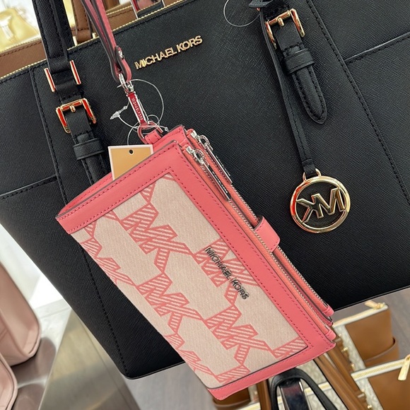 MICHAEL KORS JET SET TRAVEL 35S3GTVW7J LIGHT SAGE LG DOUBLE ZIP WRISTLET-WALLET - Picture 7 of 16